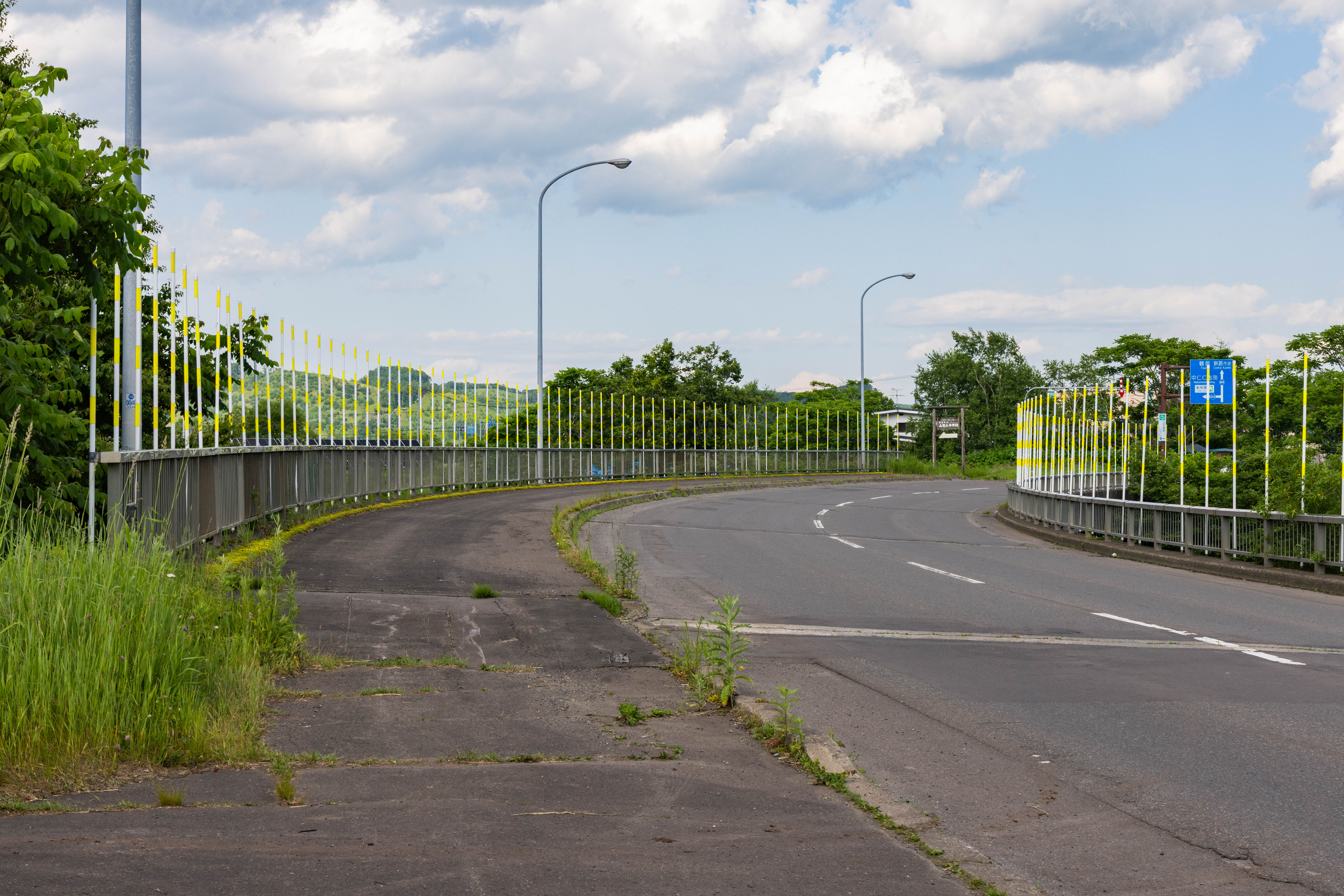 橋の上に設置されたポール