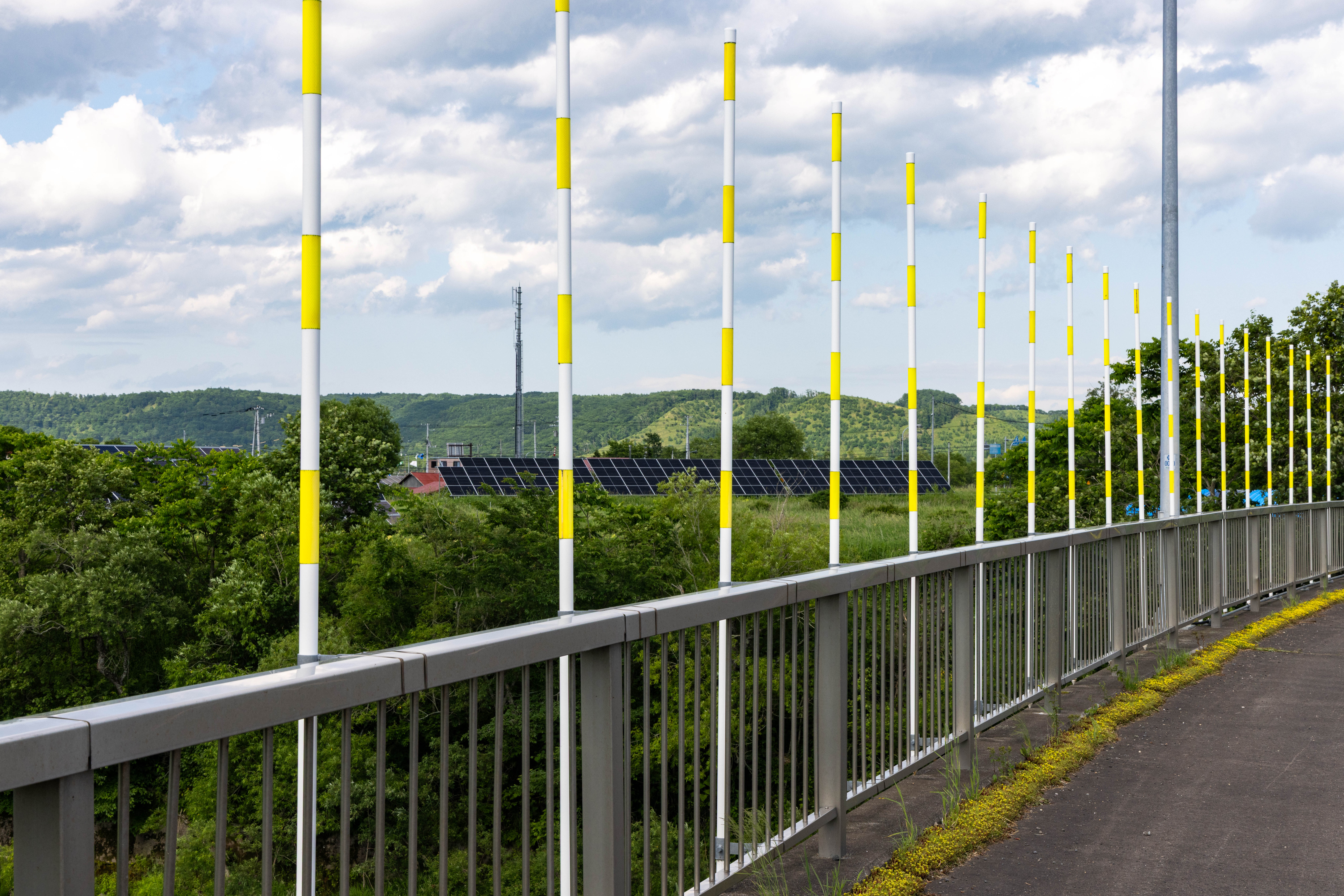 橋の上に設置されたポール